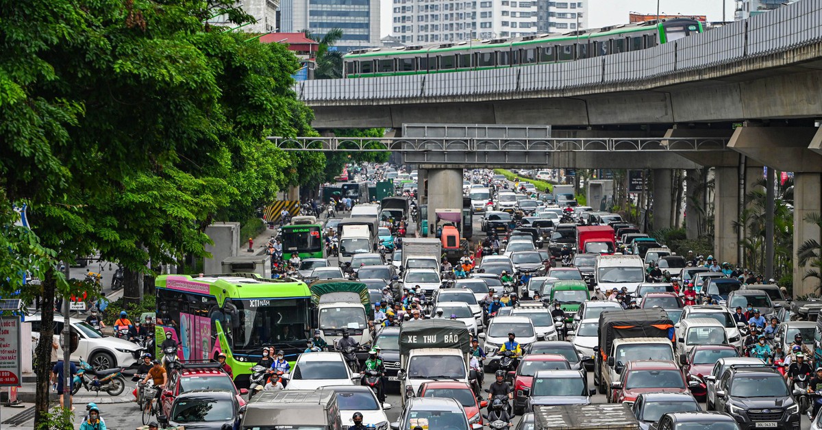 Người dân ùn ùn rời Hà Nội nghỉ lễ, dòng xe nhích từng mét ở cửa ngõ