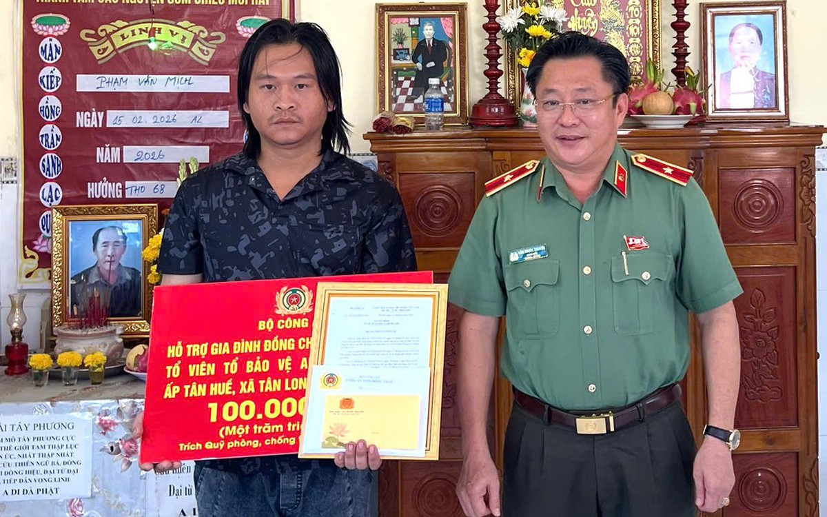 Trao 220 triệu đồng hỗ trợ gia đình thành viên tổ an ninh trật tự đã hy sinh