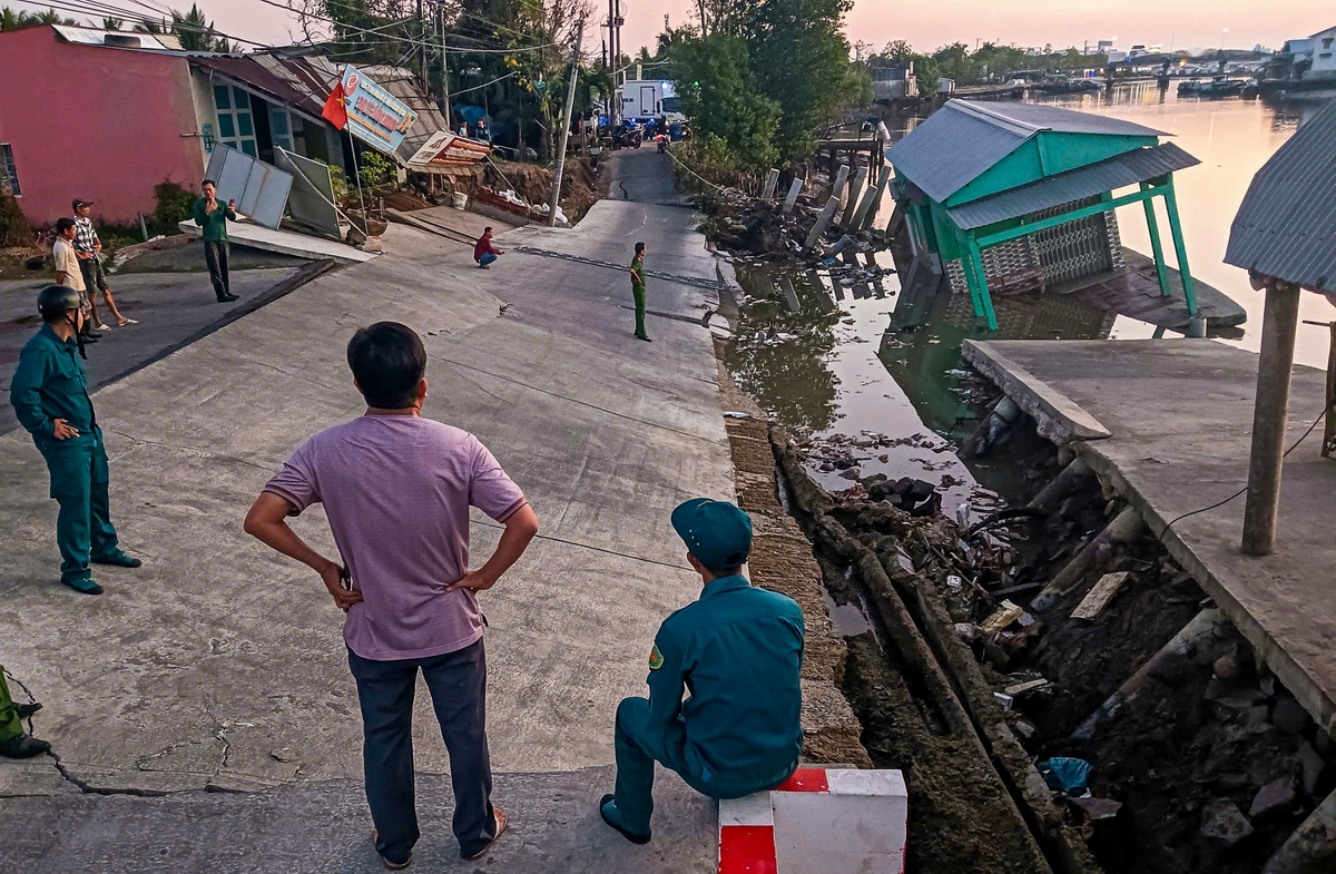 Sạt lở ở Cà Mau, nhiều nhà dân trị giá hơn 3 tỉ đồng trôi xuống sông