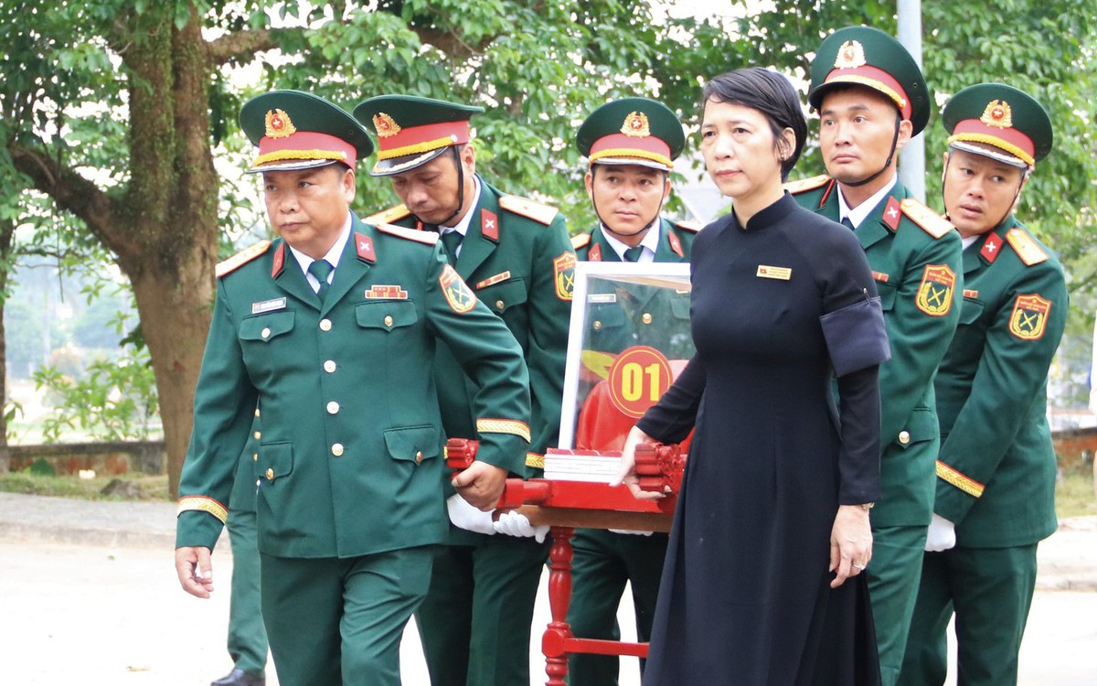 An táng 8 hài cốt liệt sĩ vừa quy tập ở biên giới Việt Nam - Lào