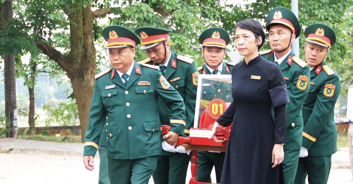 An táng 8 hài cốt liệt sĩ vừa quy tập ở biên giới Việt Nam - Lào