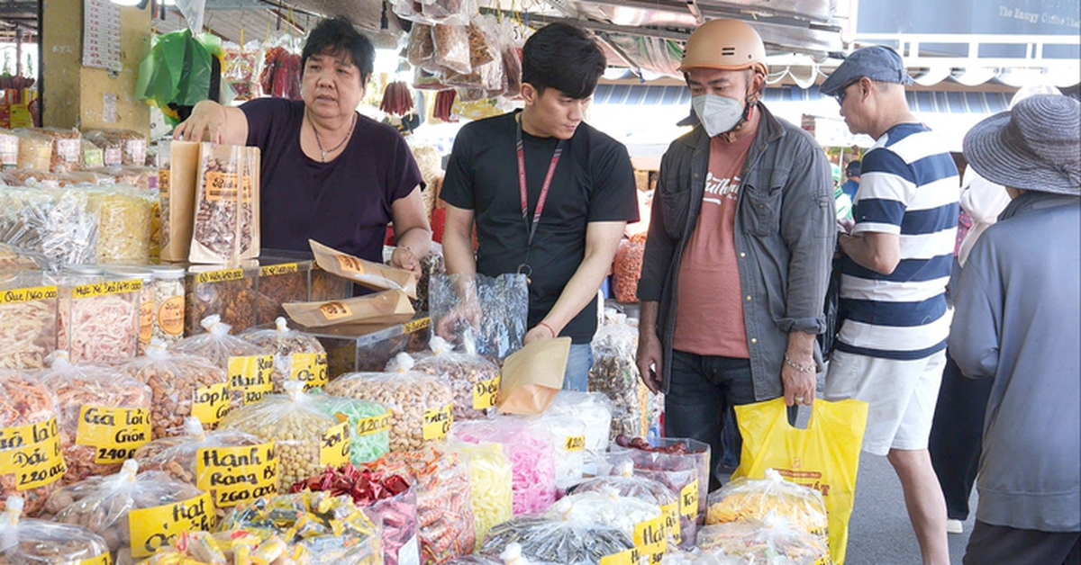 Thay đổi khung giờ tính giá điện, người dân cần chú ý gì; Một phương án tăng lương hưu từ 1-7