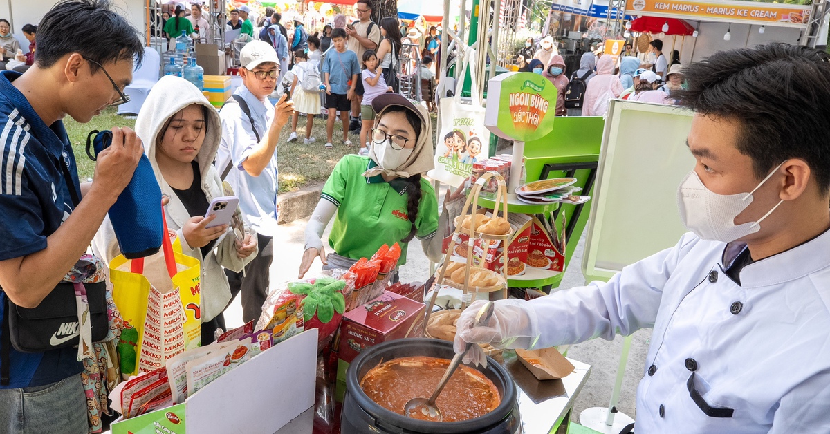 Khách ùn ùn đổ về Lễ hội bánh mì Việt Nam, doanh nghiệp nào cũng bán ra cả ngàn ổ