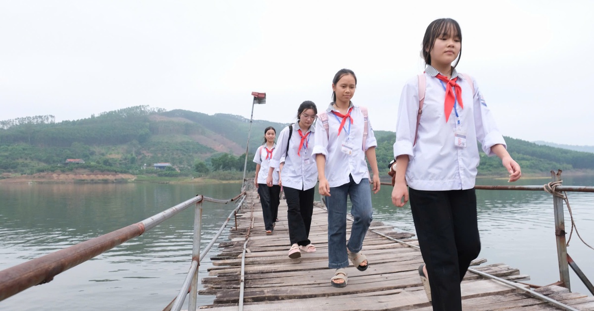 Học sinh ở thủ phủ vải thiều 'đánh liều' qua cầu phao cũ nát để đến trường