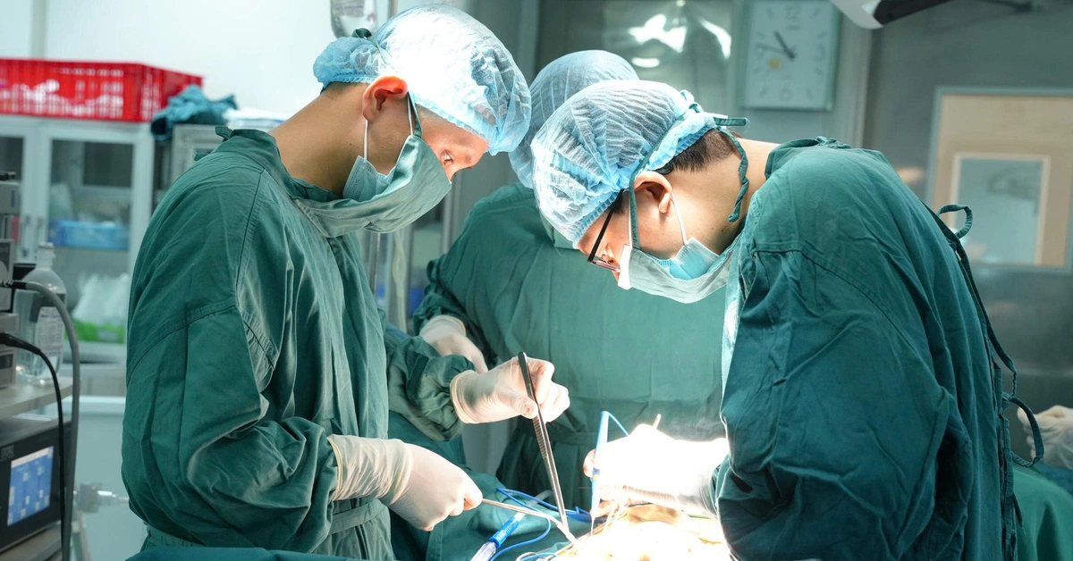 Cứu sống bệnh nhân 'đi tiểu ra phân' hiếm gặp