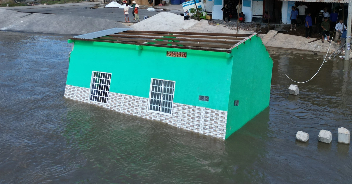 Đường cái và nhà cửa sau một đêm nằm dưới lòng sông do sạt lở ở Cà Mau