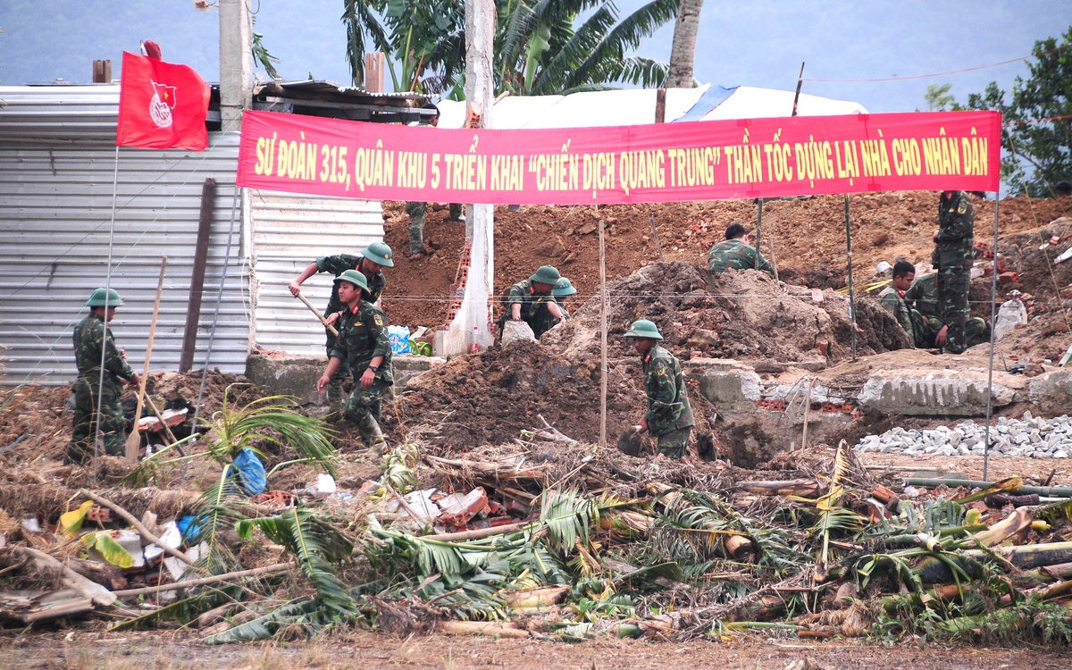 Trung tướng Lê Ngọc Hải: 'Sẵn sàng đi bất cứ đâu, làm bất cứ điều gì để giúp dân'