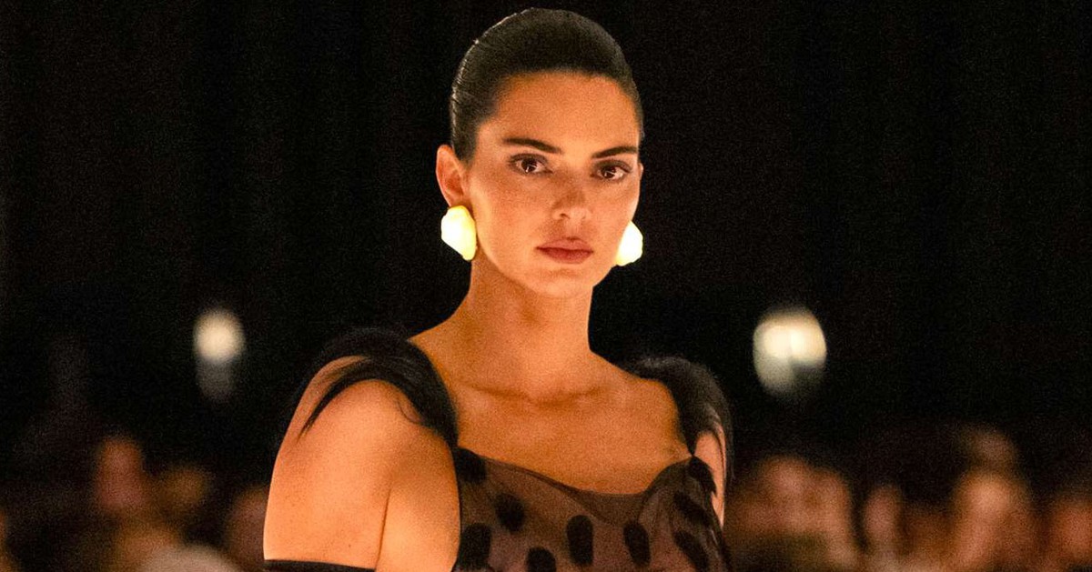 Học lỏm 8 cách phối đồ xuyên thấu không phản cảm