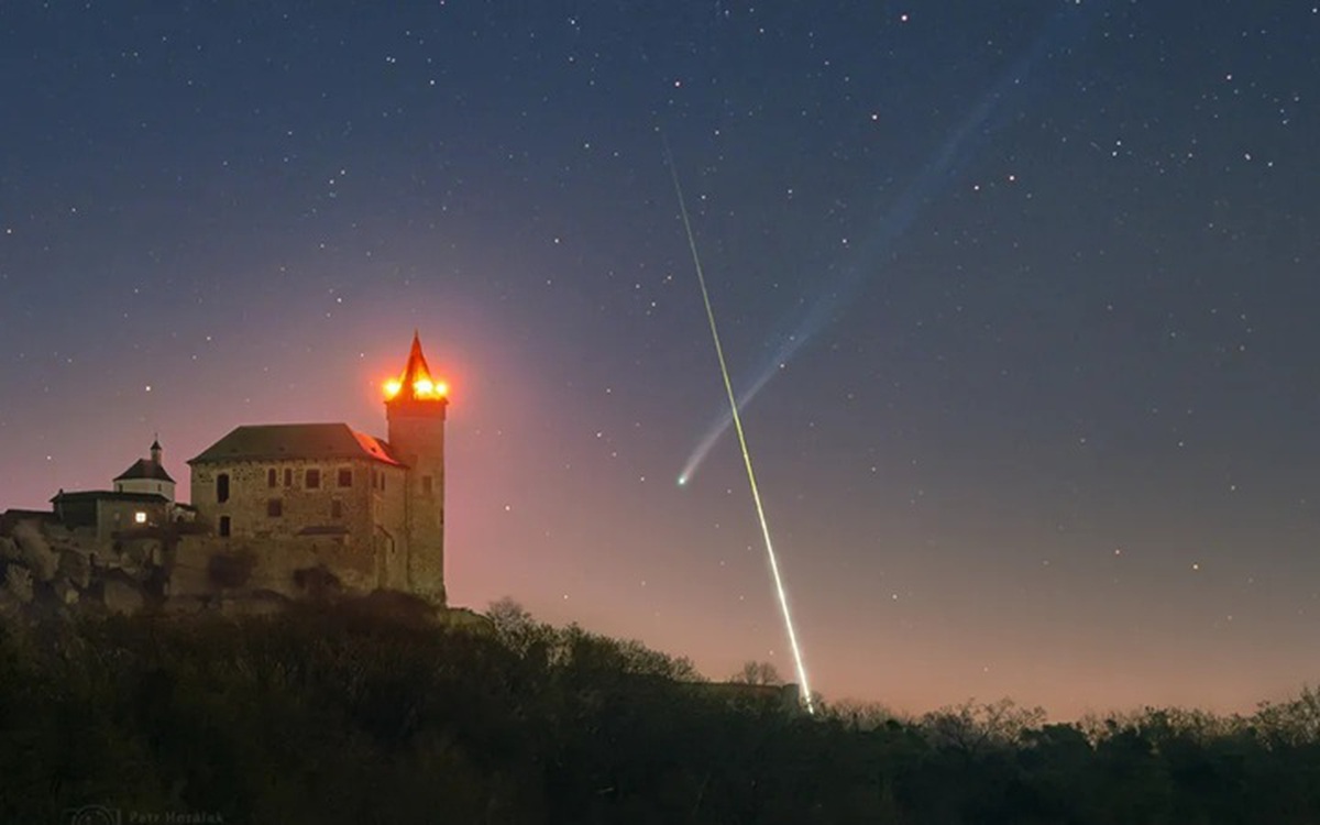 Sao chổi và thiên thạch bất ngờ 'vẽ' chữ X trên bầu trời