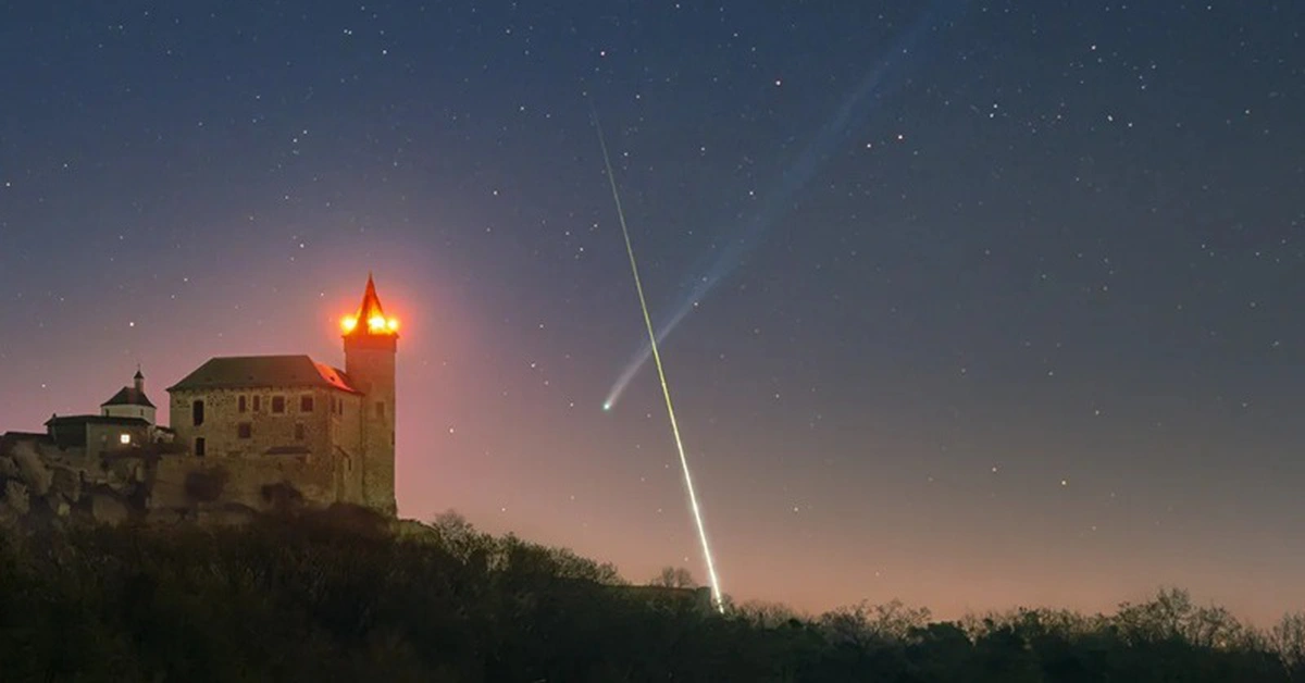 Sao chổi và thiên thạch bất ngờ 'vẽ' chữ X trên bầu trời