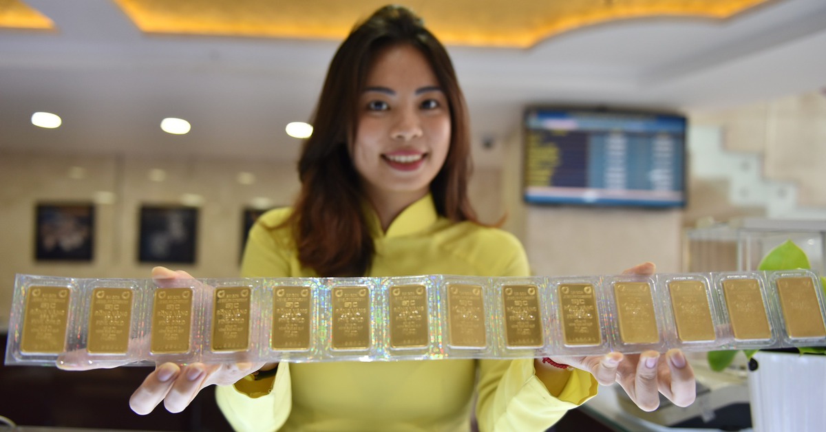 Giá vàng thế giới giảm, SJC giảm theo nhưng vẫn chênh lệch 20 triệu đồng/lượng