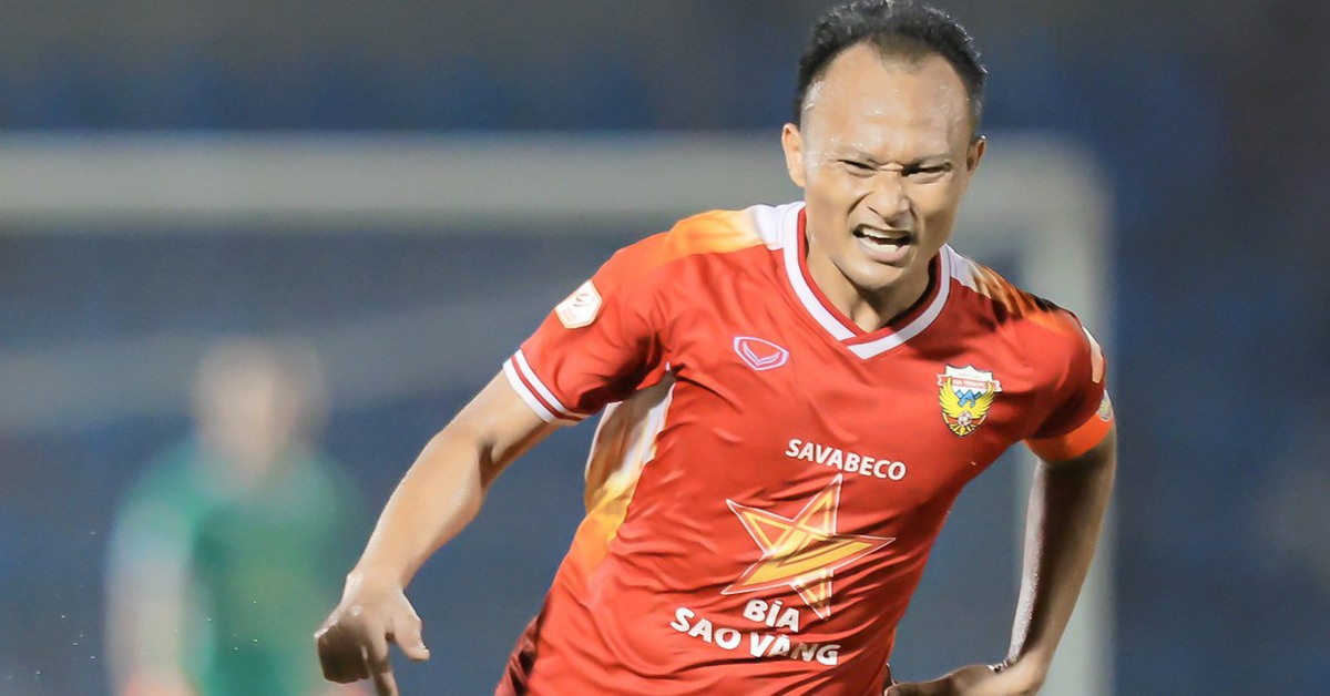 Trọng Hoàng dính thẻ ngồi ngoài 1 trận, tuổi 38 vẫn là trụ cột của đội
