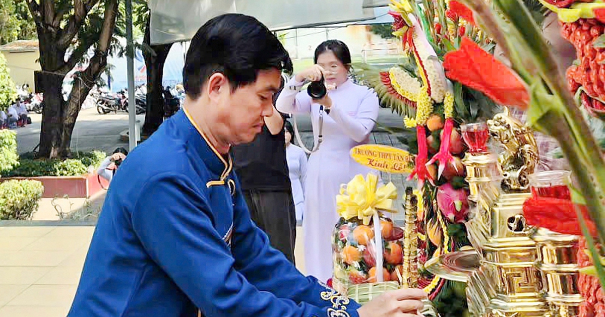 Hiệu trưởng Trường THPT Hùng Vương: cái cây muốn vượt qua dông gió phải có rễ bền