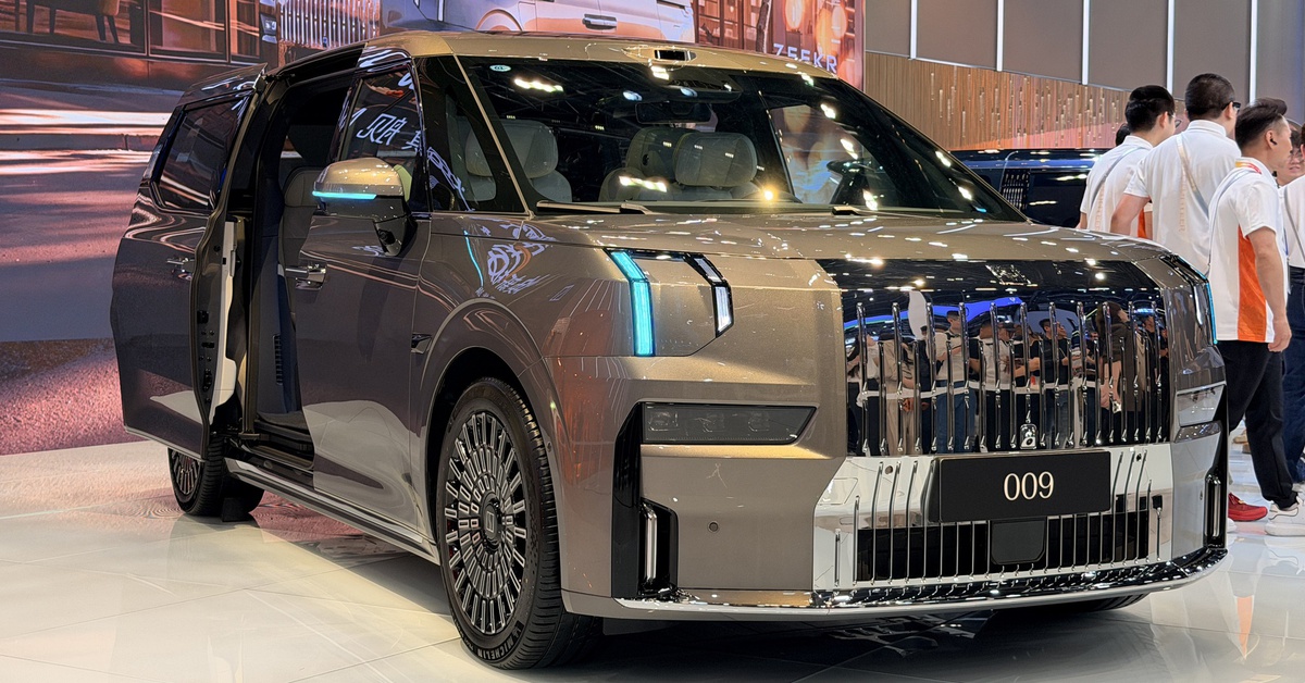 Cận cảnh Zeekr 009 2026 sắp về Việt Nam: Loa như Bentley, sạc 10 phút đi 510km, mạnh 925 mã lực