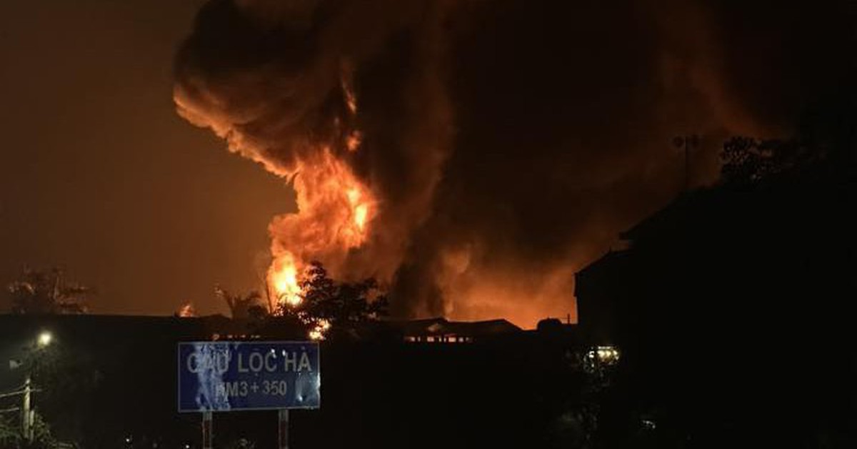 Kho xưởng chứa sản phẩm sơn ở Hà Nội bốc cháy dữ dội, khói đen bốc cao hàng trăm mét