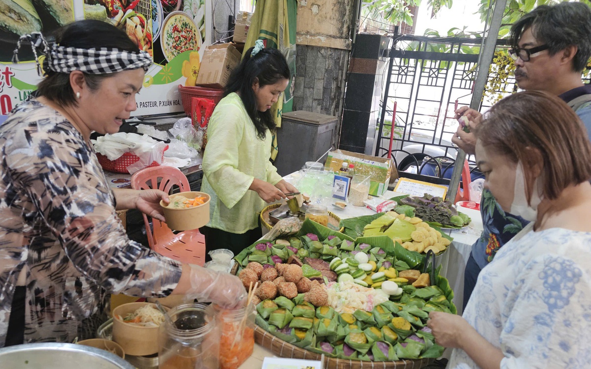 Nghỉ lễ, người dân TP.HCM chọn đến phiên chợ xanh 'săn' đặc sản vùng miền