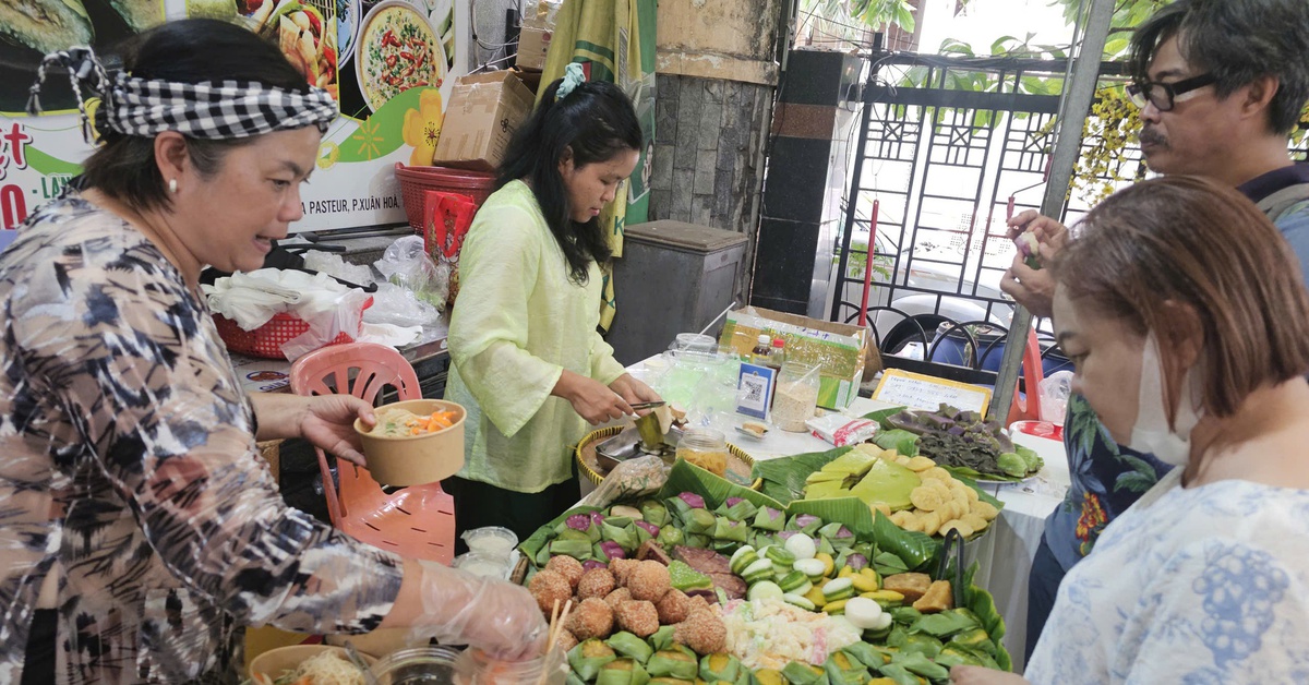 Nghỉ lễ, người dân TP.HCM chọn đến phiên chợ xanh 'săn' đặc sản vùng miền