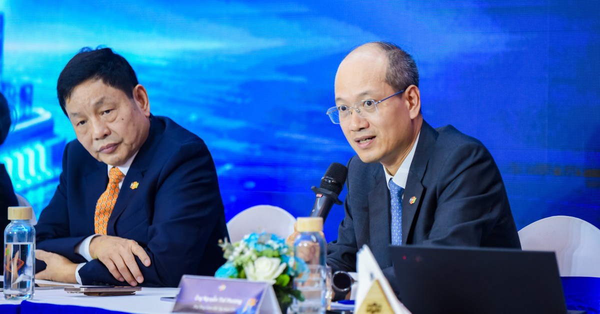 Giá cổ phiếu giảm liên tục, cổ đông gợi ý ‘đỡ’ giá cổ phiếu, lãnh đạo FPT nói 'sẽ cân nhắc'