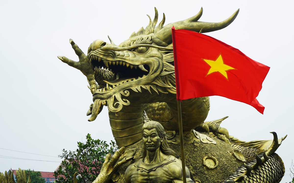 Young Artist Crafts 25-Ton 'Source' Statue Recounting Lạc Long Quân-Âu Cơ Legend for Ancestor Worship Day