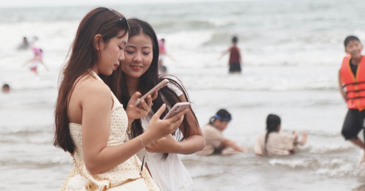 Đông nghịt du khách về biển Cửa Lò bắt đầu mùa Festival du lịch