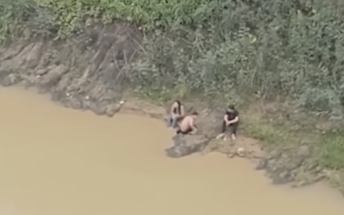 Hai nam sinh lao xuống sông cứu nữ sinh nhảy cầu