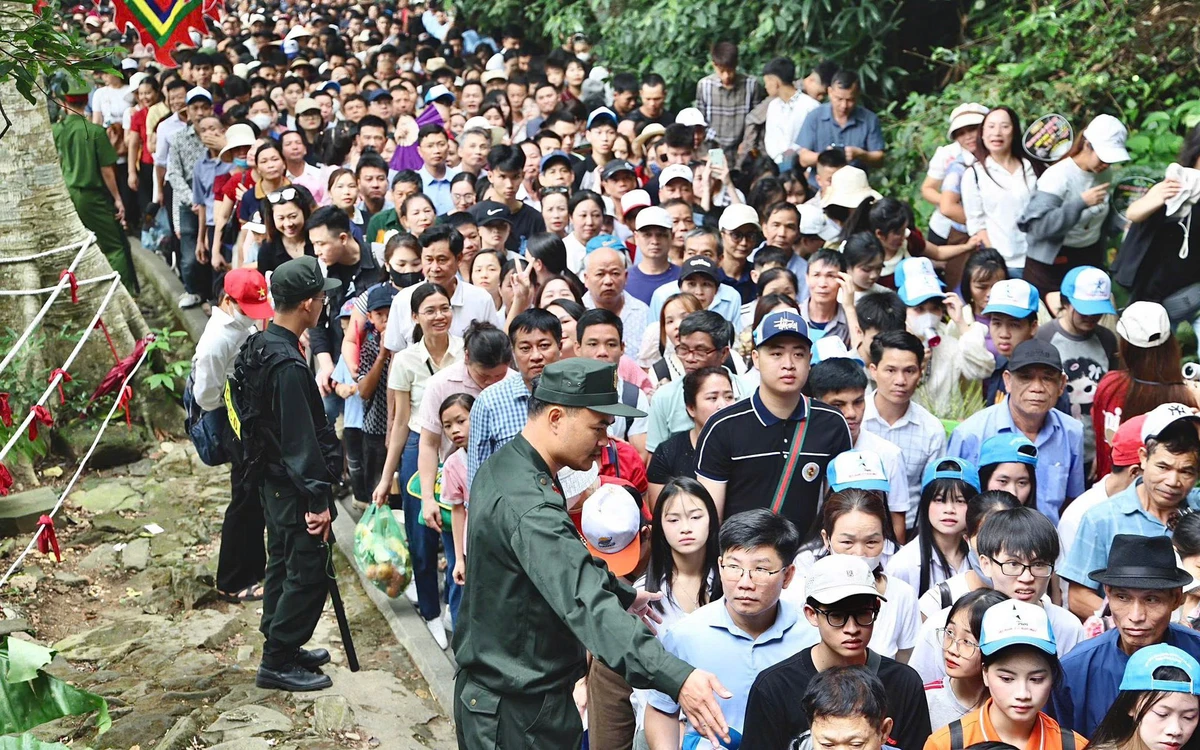 Người dân nườm nượp đổ về Đền Hùng trước ngày giỗ Tổ