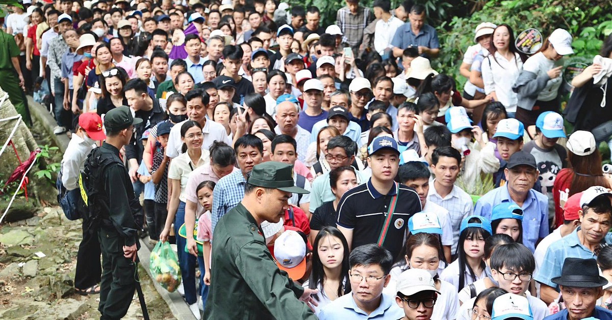 Người dân nườm nượp đổ về Đền Hùng trước ngày giỗ Tổ