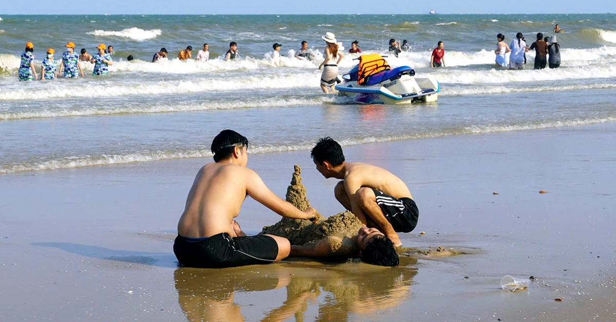 Sâu biển và sứa giảm rõ rệt, biển Vũng Tàu đông khách trước kỳ nghỉ lễ