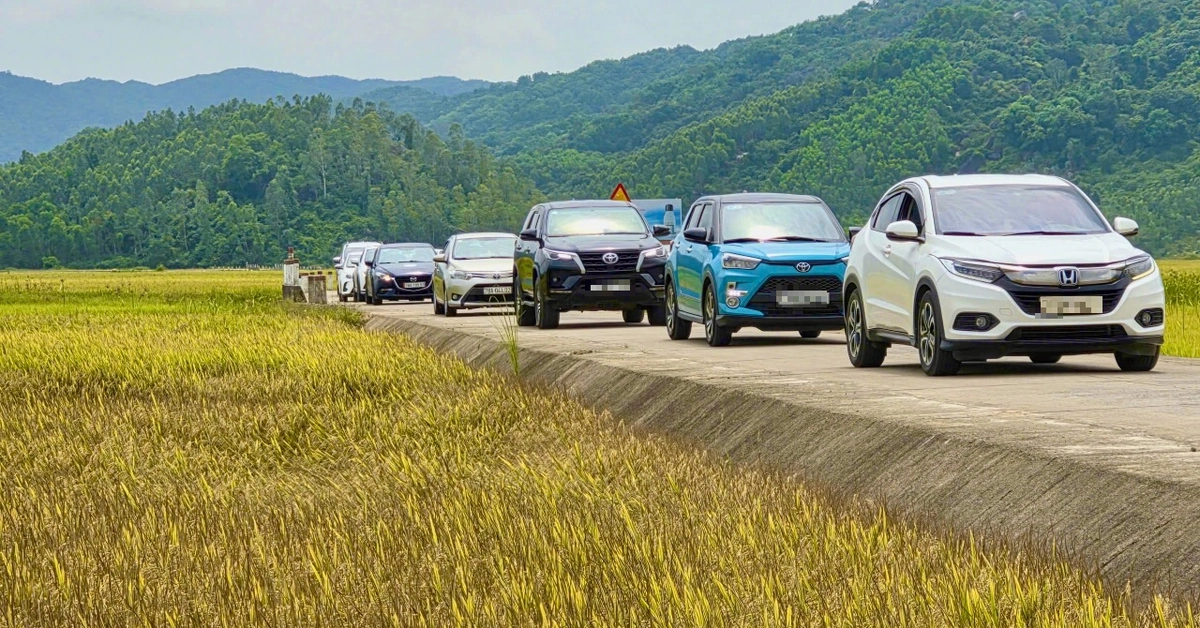 Du khách tham gia caravan, chứng kiến tâm lũ Hòa Thịnh hồi sinh