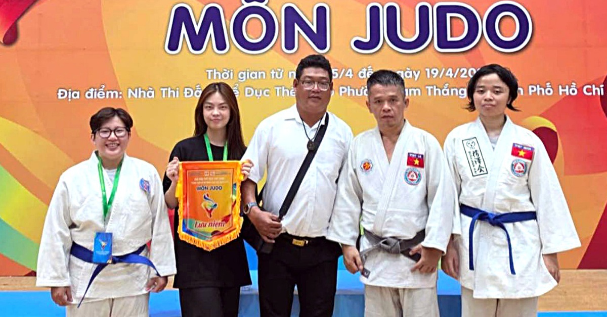 Một gia đình trưởng thành trên thảm judo