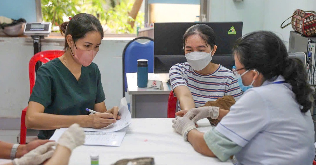 Người trên 65 tuổi đã mua BHYT hộ gia đình, có được hoàn tiền?