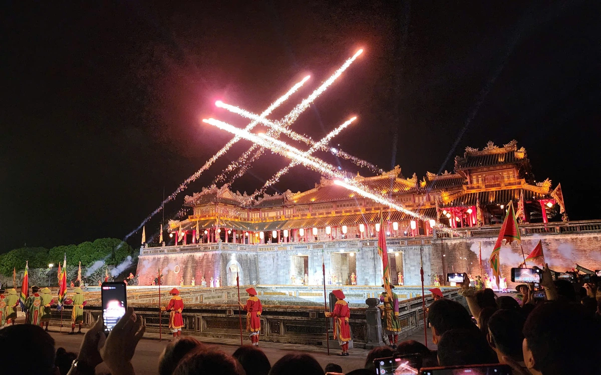Ngàn người đổ về Đại Nội Huế xem 'Hoàng cung huyền ảo'