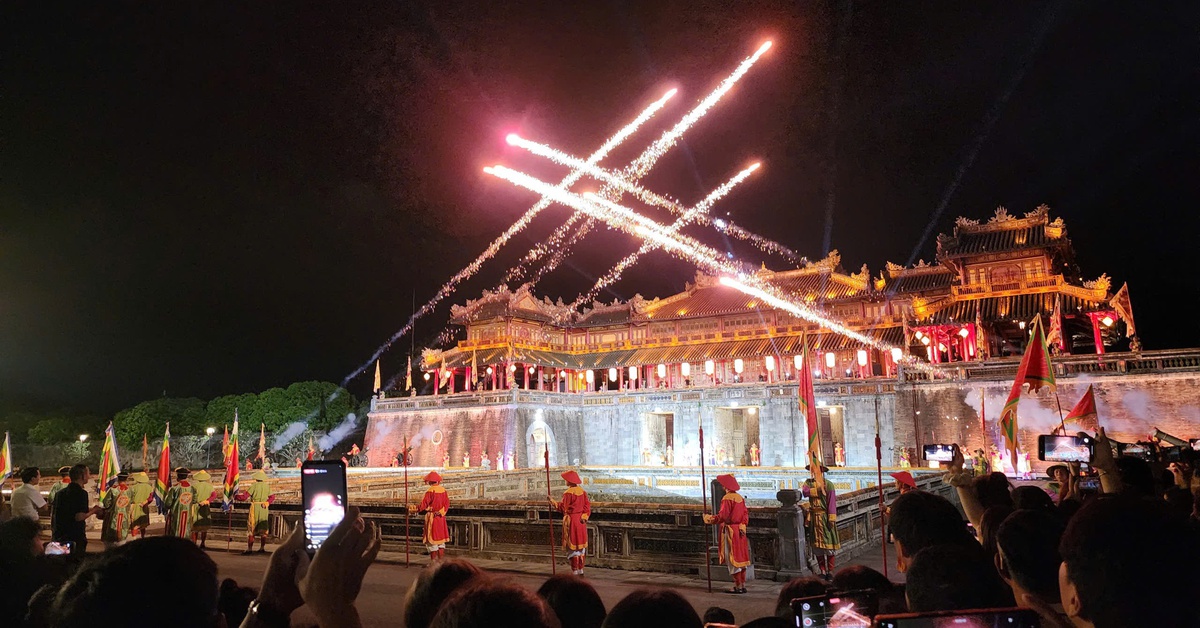 Ngàn người đổ về Đại Nội Huế xem 'Hoàng cung huyền ảo'