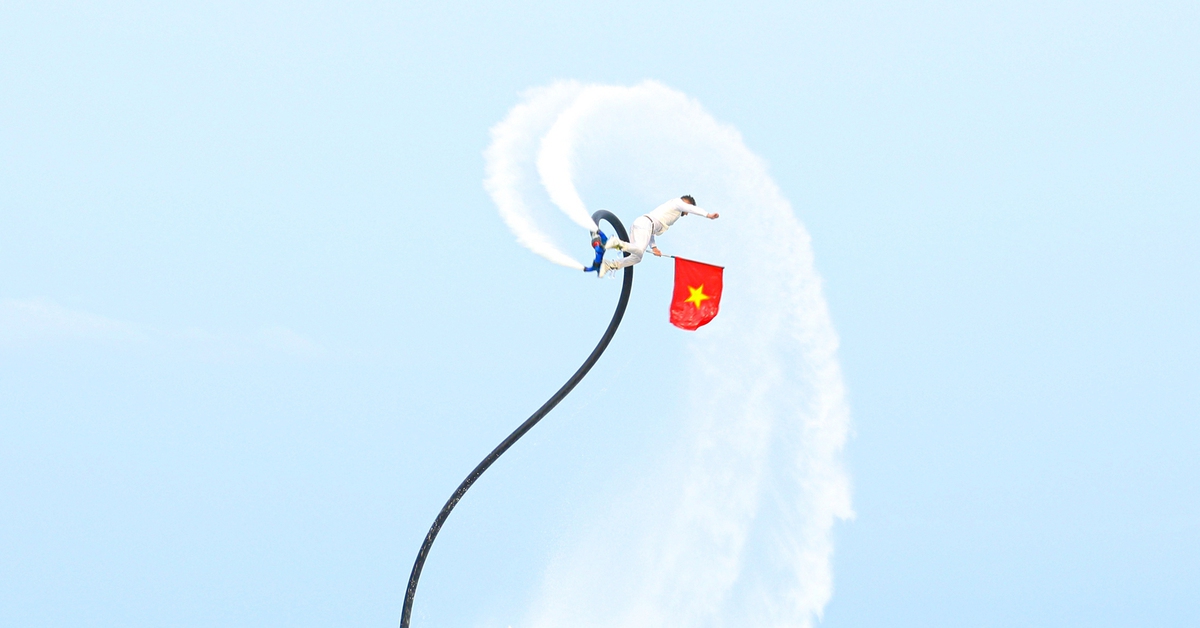 Mãn nhãn màn trình diễn nghệ thuật flyboard lần đầu trên biển Đà Nẵng