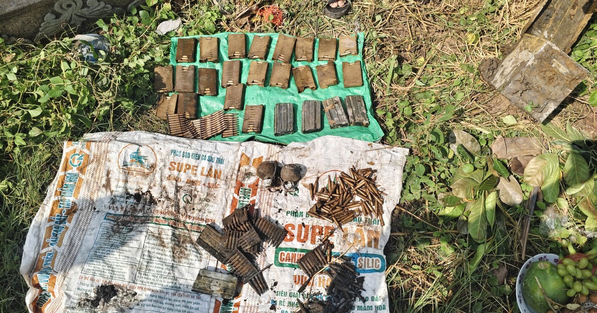 Phát hiện thùng đạn, lựu đạn khi đào cải táng mộ