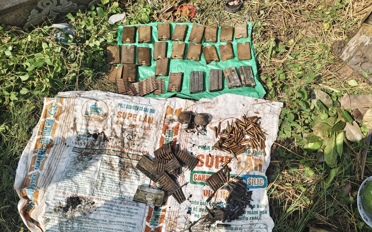 Phát hiện thùng đạn, lựu đạn khi đào cải táng mộ