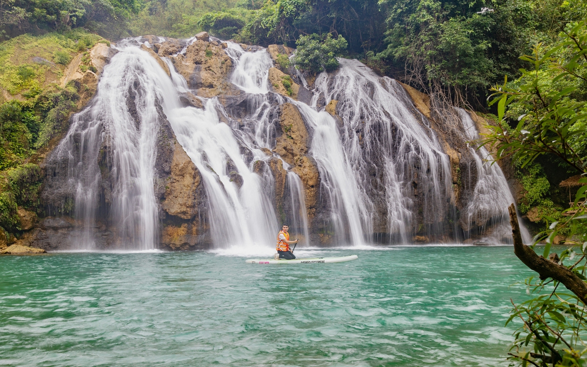 Khám phá thác nước đẹp như mái tóc thiếu nữ Vân Kiều