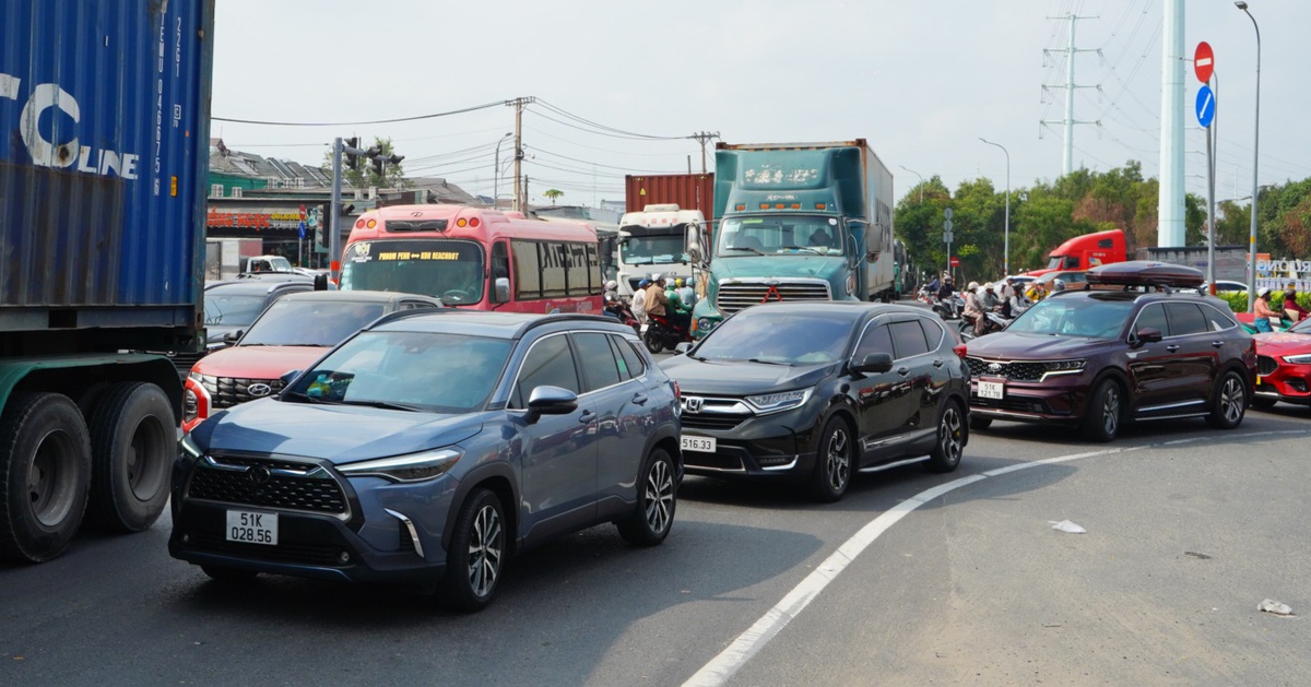 Giao thông nhiều cửa ngõ TP.HCM ùn ứ trong ngày cao điểm nghỉ lễ