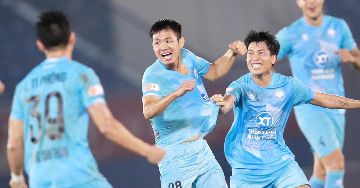 Video: Hậu vệ Thép Xanh Nam Định lập siêu phẩm khó tin