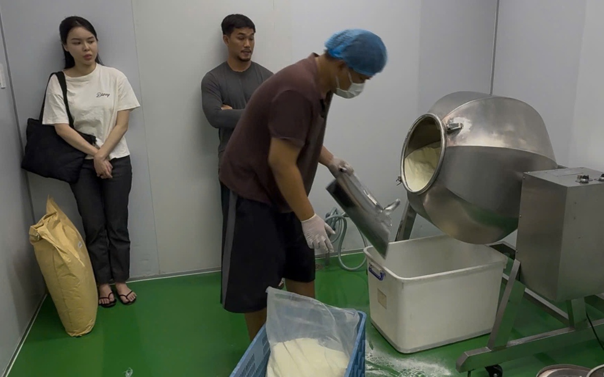 Bắt hai vợ chồng tại TP.HCM sản xuất thực phẩm chức năng giảm cân Emo's chứa chất cấm