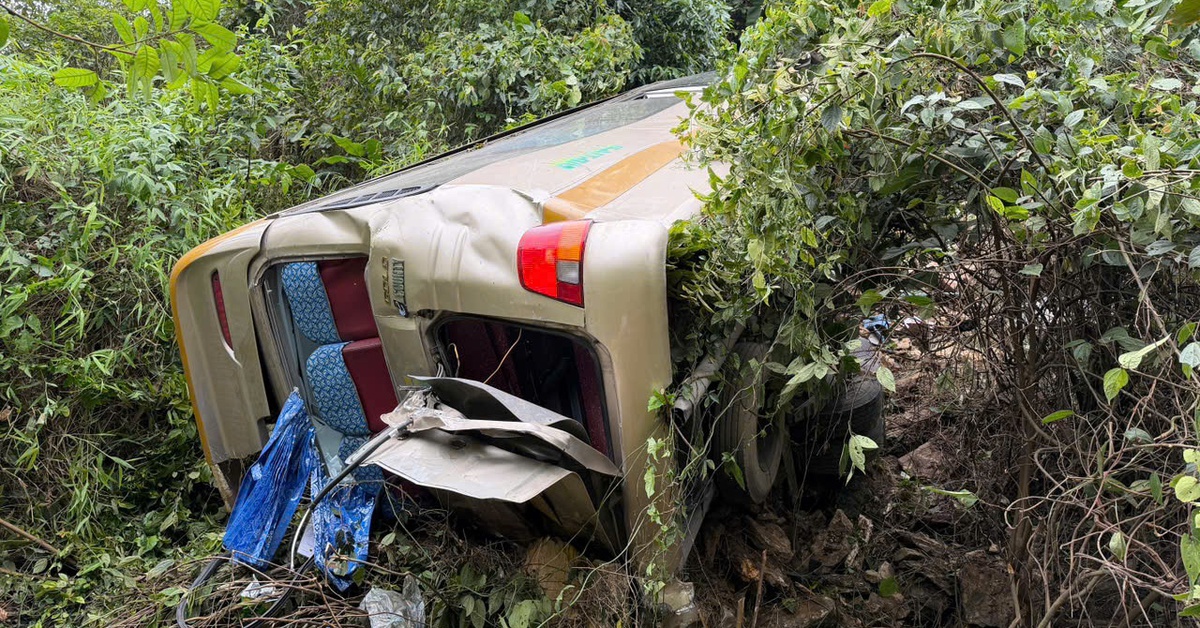 Xe khách chở 25 người lao xuống vực sâu 100m, 1 người chết, 6 người bị thương