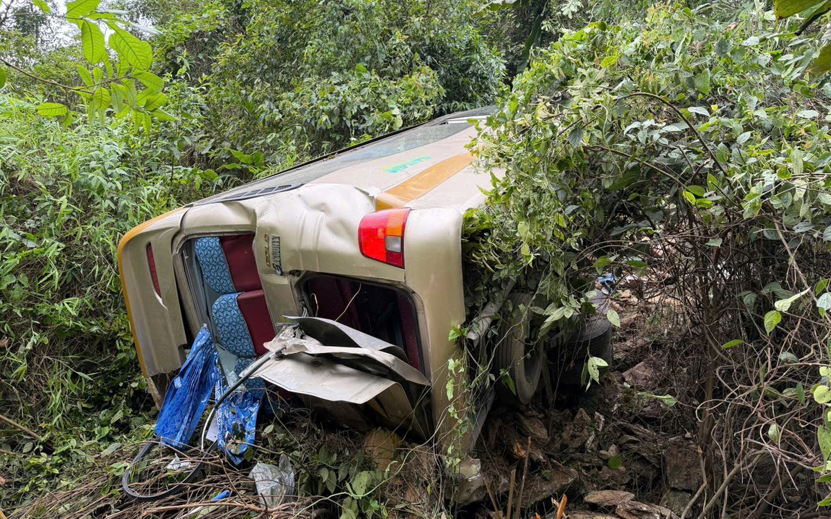 Xe khách chở 25 người lao xuống vực sâu 100m, 1 người chết, 6 người bị thương