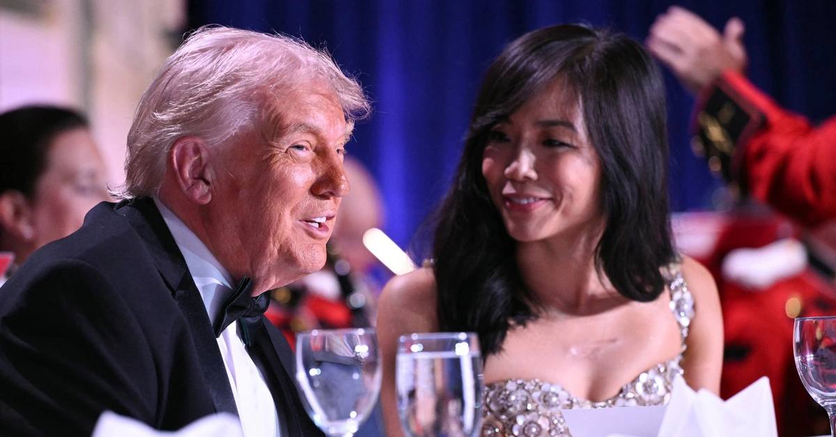 Nữ chủ tịch Hiệp hội Phóng viên Nhà Trắng ngồi kế ông Trump được khen vì bình tĩnh giữa vụ nổ súng