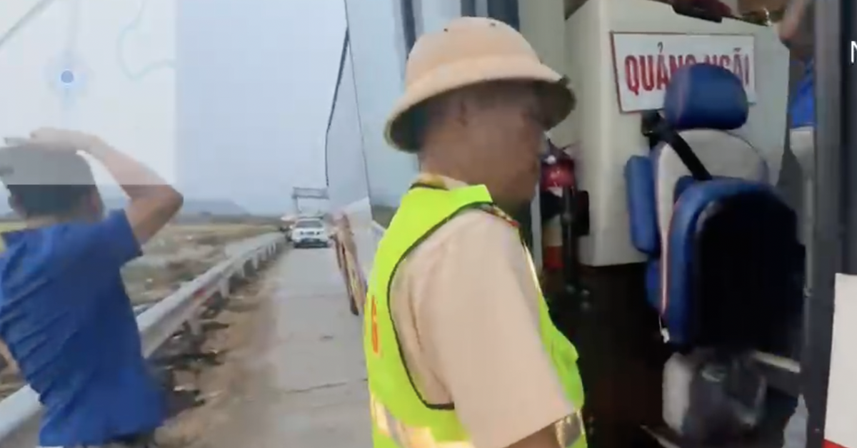 Cảnh sát tăng cường xử phạt xe ‘nhồi nhét’ khách trên cao tốc