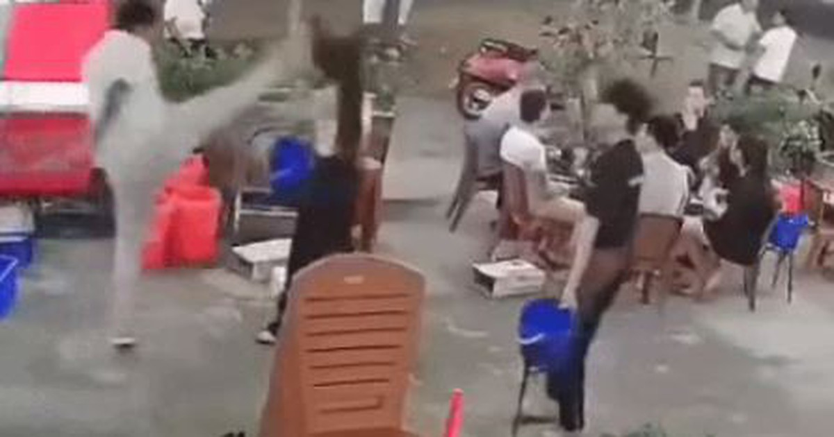 Thanh niên đá vào mặt nữ quản lý quán nhậu bị công an mời làm việc