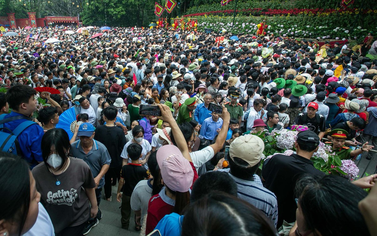 Biển người về Đền Hùng ngày giỗ Tổ Hùng Vương