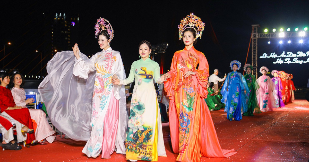 Độc đáo đêm trình diễn áo dài trên cây cầu lâu đời nhất bắc qua sông Hàn