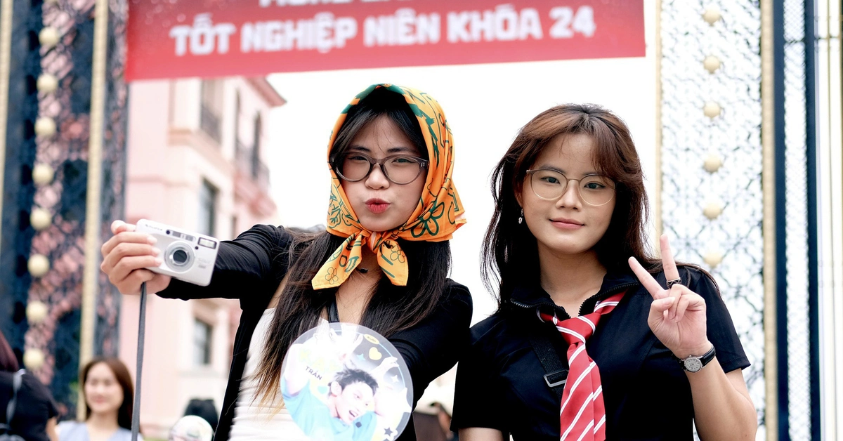 Gần 50.000 'Gai con' đổ về dự lễ tốt nghiệp, Anh trai vượt ngàn chông gai đêm 9 vẫn chưa hết hot