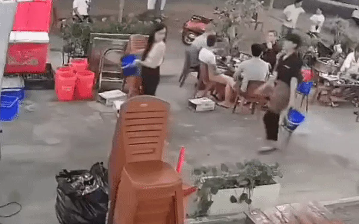 Thanh niên đá vào mặt nữ quản lý quán nhậu bị công an mời làm việc