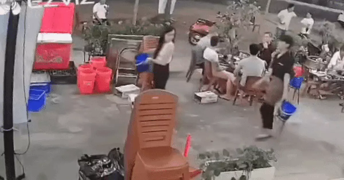 Công an yêu cầu thanh niên đá vào mặt nữ quản lý quán nhậu đến trụ sở làm việc